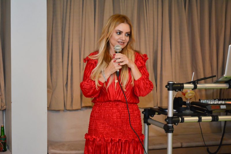Natal do Abraço - Ana Cristina Camelo reúne as amigas para confraternização em clima de Natal