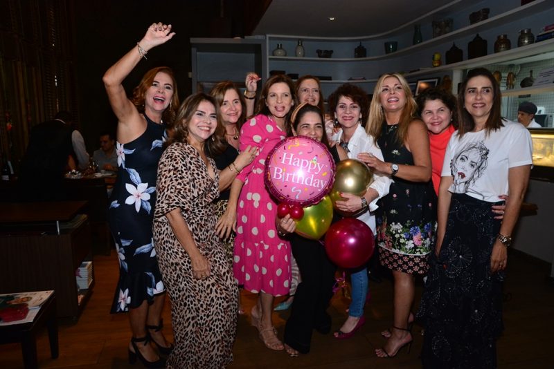Gente que brilha - Geni Correia Lima celebra a nova idade com festa surpresa no Misaki