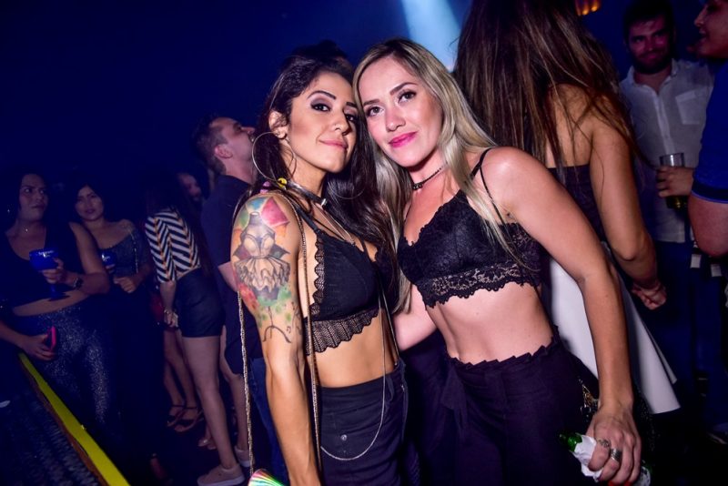 Feriadão - Deejay Ronald arrasta uma turma festeira até a Privezinha da Living