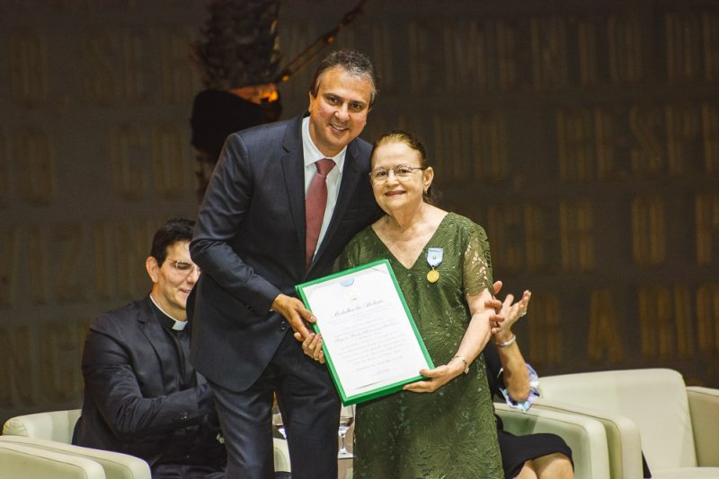 Reconhecimento - Governador Camilo Santana homenageia importantes personalidades com a Medalha Abolição
