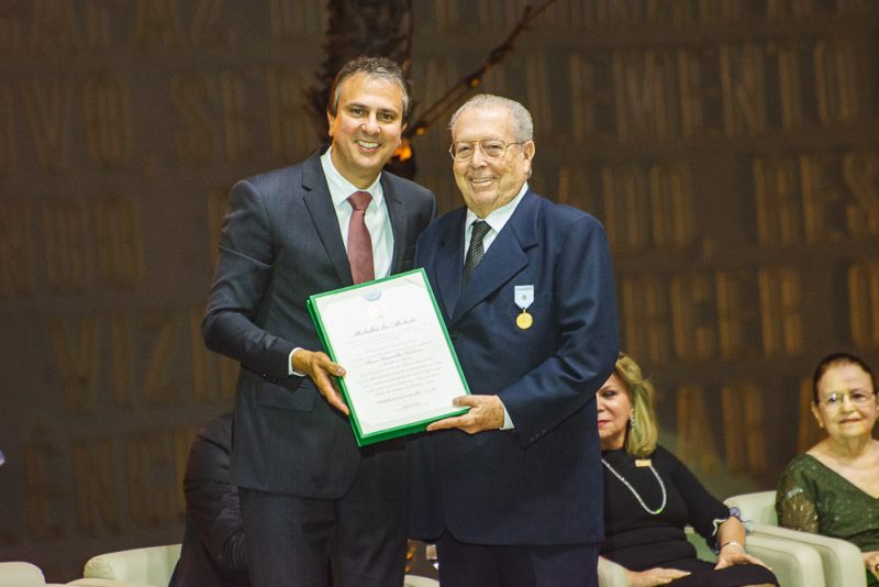 Reconhecimento - Governador Camilo Santana homenageia importantes personalidades com a Medalha Abolição
