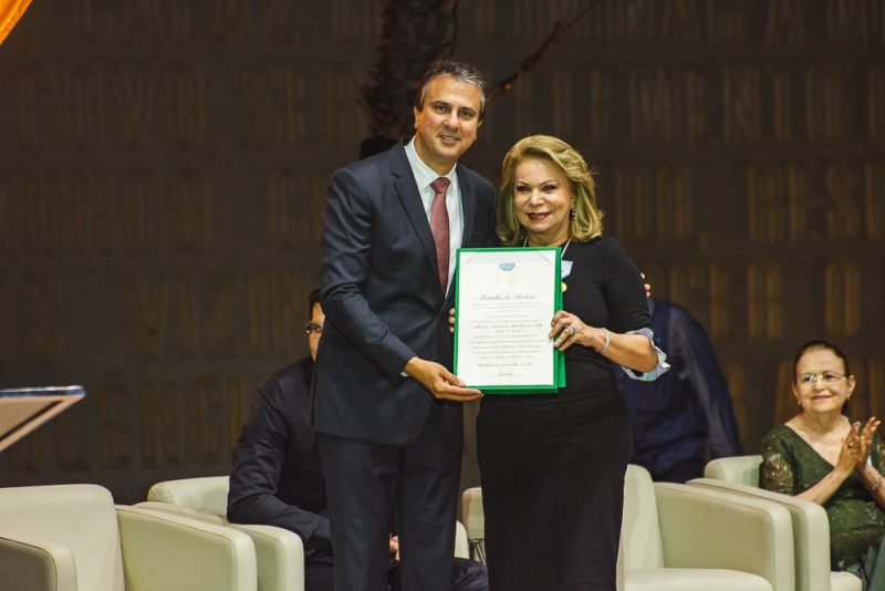 Reconhecimento - Governador Camilo Santana homenageia importantes personalidades com a Medalha Abolição