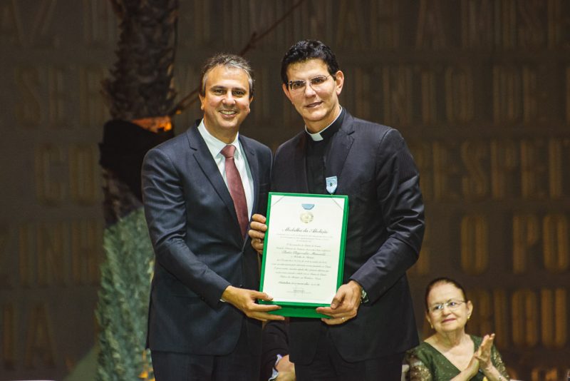 Reconhecimento - Governador Camilo Santana homenageia importantes personalidades com a Medalha Abolição