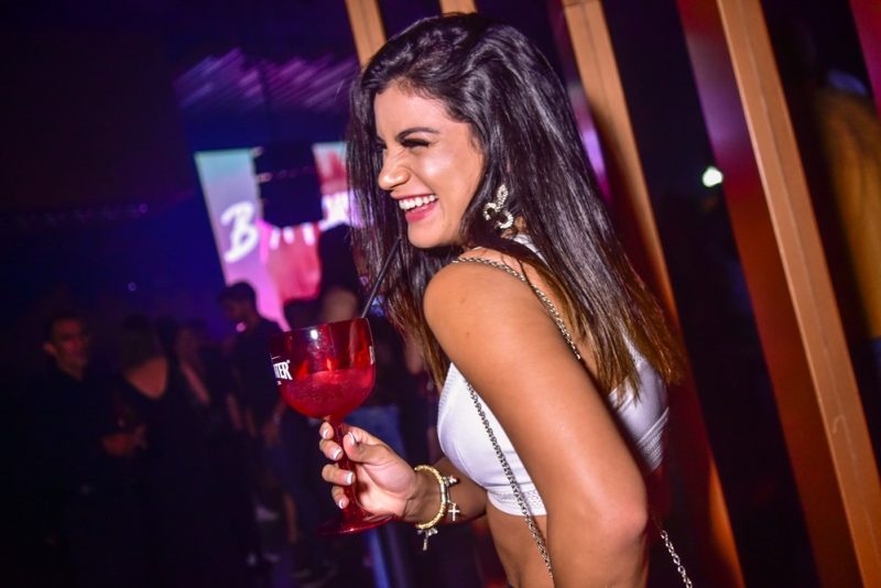 Feriadão - Deejay Ronald arrasta uma turma festeira até a Privezinha da Living