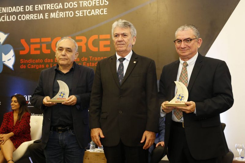 Homenagem - Superprestigiada! foi assim a noite de homenagens da Setcarce à personalidades do transporte