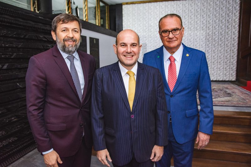Reconhecimento - Governador Camilo Santana homenageia importantes personalidades com a Medalha Abolição