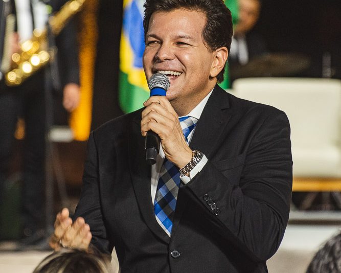 Reconhecimento - Governador Camilo Santana homenageia importantes personalidades com a Medalha Abolição