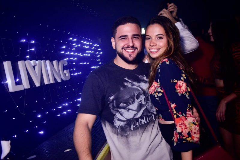 Feriadão - Deejay Ronald arrasta uma turma festeira até a Privezinha da Living