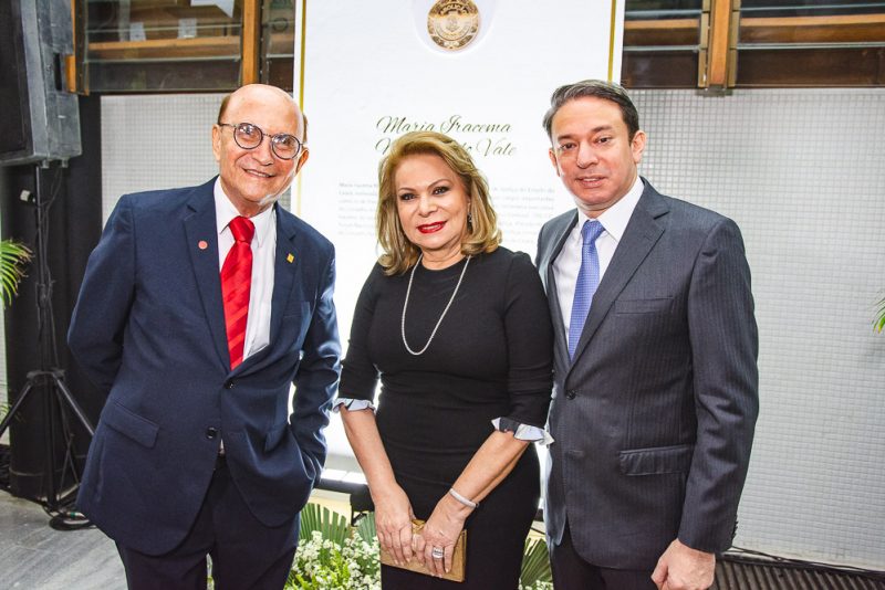 Reconhecimento - Governador Camilo Santana homenageia importantes personalidades com a Medalha Abolição