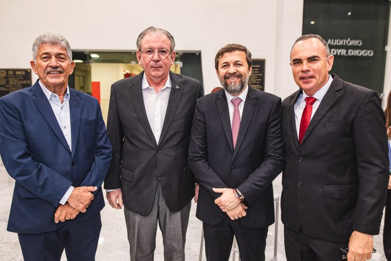 Personalidade Pública - Em prestigiada solenidade, Élcio Batista é agraciado com a comenda Beni Veras 2019