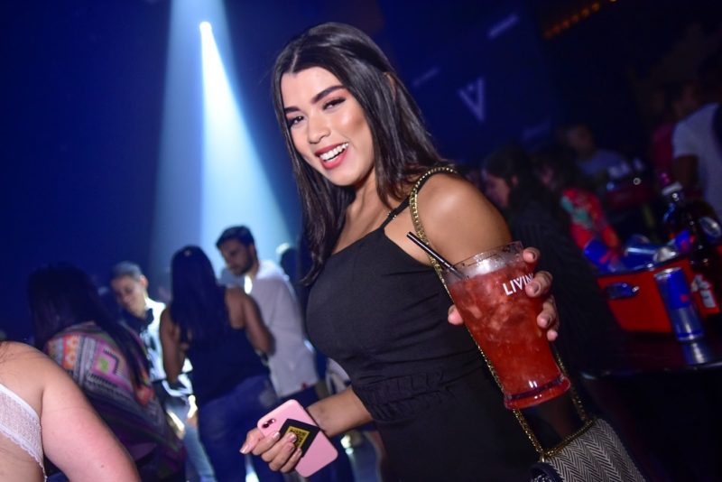Feriadão - Deejay Ronald arrasta uma turma festeira até a Privezinha da Living