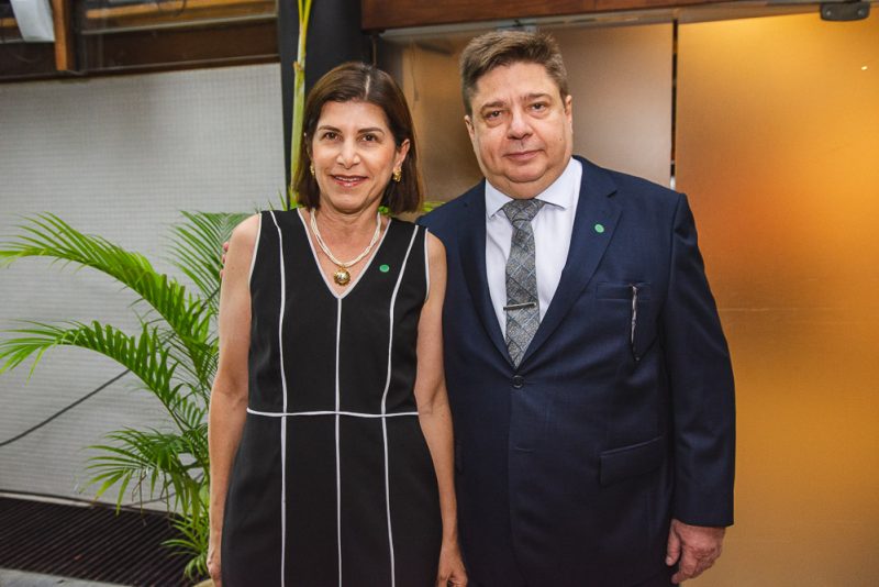 Reconhecimento - Governador Camilo Santana homenageia importantes personalidades com a Medalha Abolição