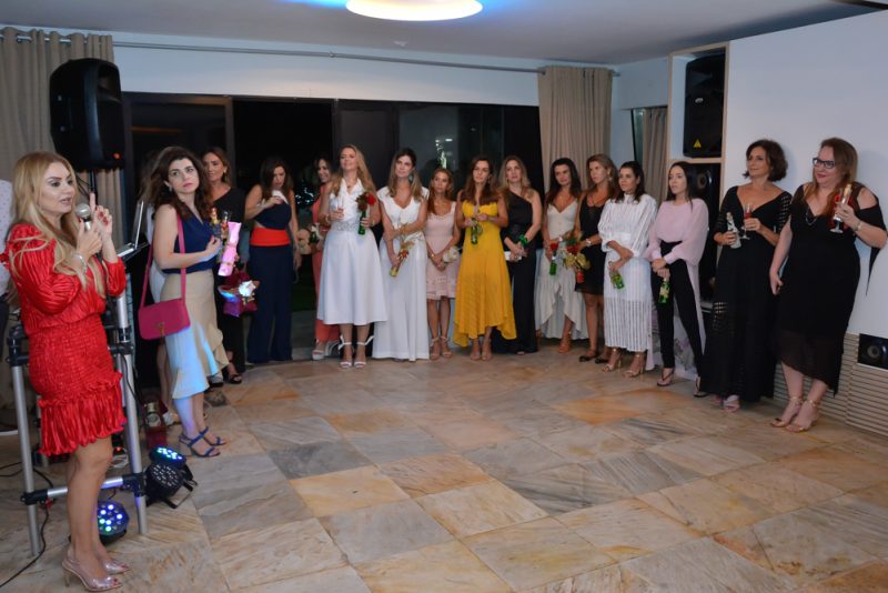 Natal do Abraço - Ana Cristina Camelo reúne as amigas para confraternização em clima de Natal