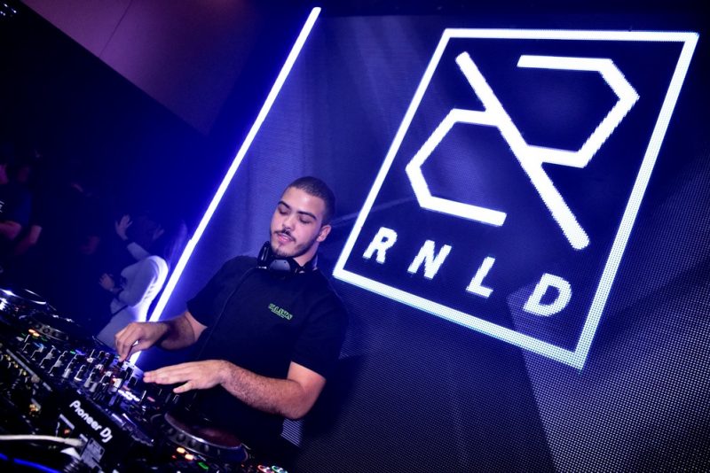 Feriadão - Deejay Ronald arrasta uma turma festeira até a Privezinha da Living