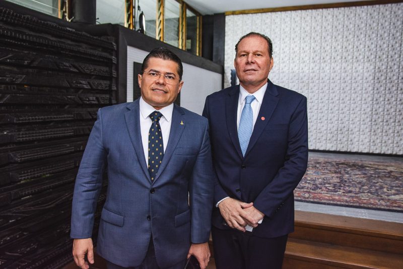 Reconhecimento - Governador Camilo Santana homenageia importantes personalidades com a Medalha Abolição