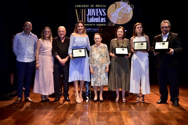 Justa homenagem - Onélia Santana encabeça lista de agraciados com o Troféu Mansueto Barbosa