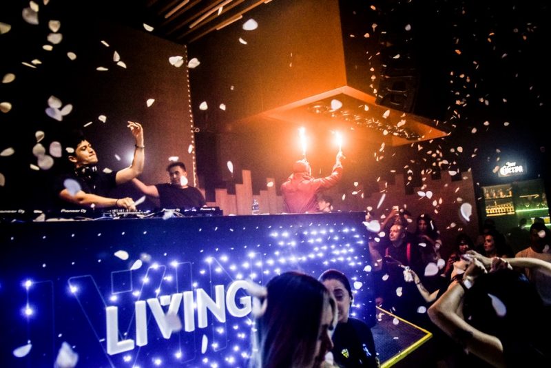 Privezinha - Boate Living reúne uma turma festeira durante o fim de semana