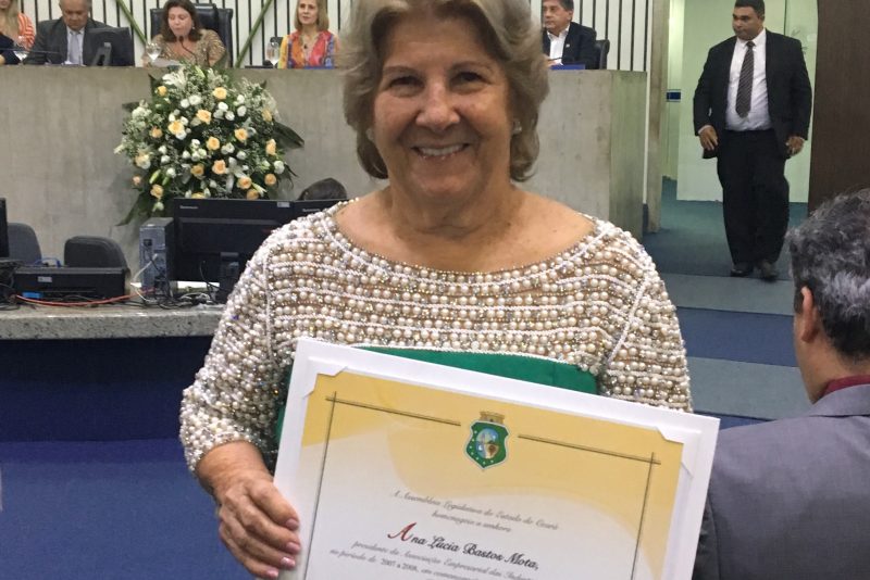 Ana Lúcia Mota é homenageada pelo importante papel na indústria cearense Ana Lúcia Mota é homenageada pelo importante papel na indústria cearense