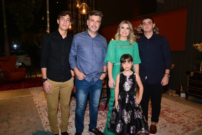 Liliane Meira festeja os 15 anos da Galpão D com animada confraternização de fim de ano Liliane Meira festeja os 15 anos da Galpão D com animada confraternização de fim de ano
