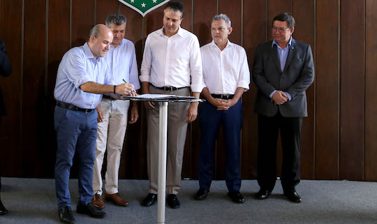 Roberto Cláudio assina o termo de cessão do Lord Hotel à CMFor Roberto Cláudio assina o termo de cessão do Lord Hotel à CMFor
