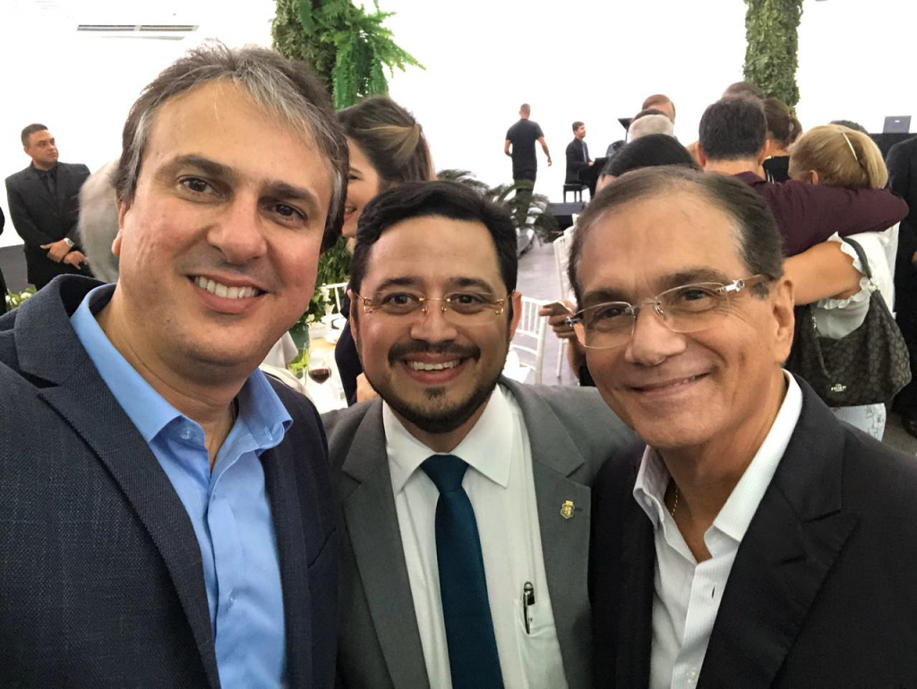 Ricardo Valente Filho, Emoldurado Pelo Governador Do Estado, Camilo Santana, E O Empresário Beto Studar.