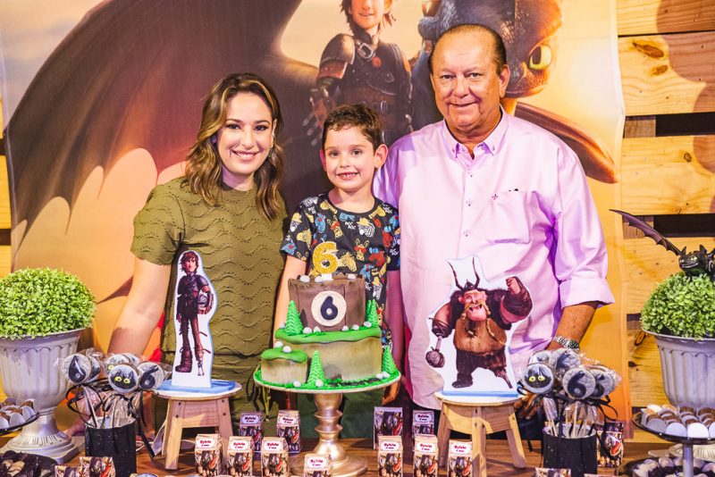 É HORA, É HORA, É HORA! - Com muita diversão, Silvinha e Rafael Leal festejam os seis anos do herdeiro Sylvio Leal
