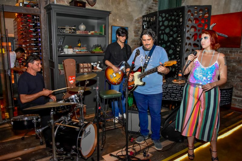 Mix de ritmos - Classicos do rock, blues, jazz e funk embalam a noite no Sótão Moleskine