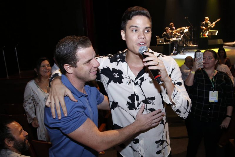 TANTAS PALAVRAS - Marcos Lessa faz tributo a Emílio Santiago e Gonzaguinha no palco do Teatro Riomar
