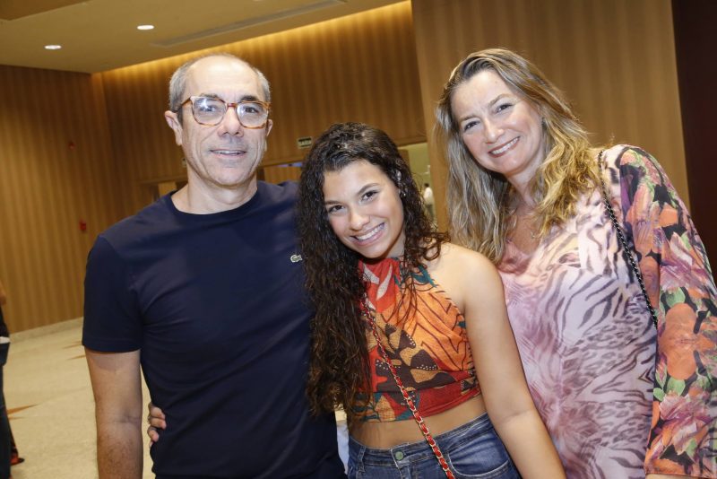 TANTAS PALAVRAS - Marcos Lessa faz tributo a Emílio Santiago e Gonzaguinha no palco do Teatro Riomar