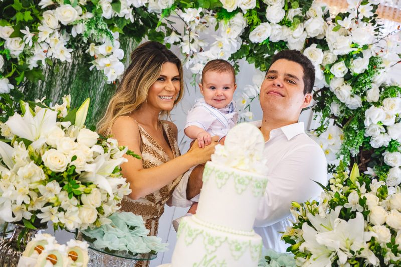 Elaine Aragão e Marco Oliveira Filho celebram o batismo do herdeiro Mateus Elaine Aragão e Marco Oliveira Filho celebram o batismo do herdeiro Mateus