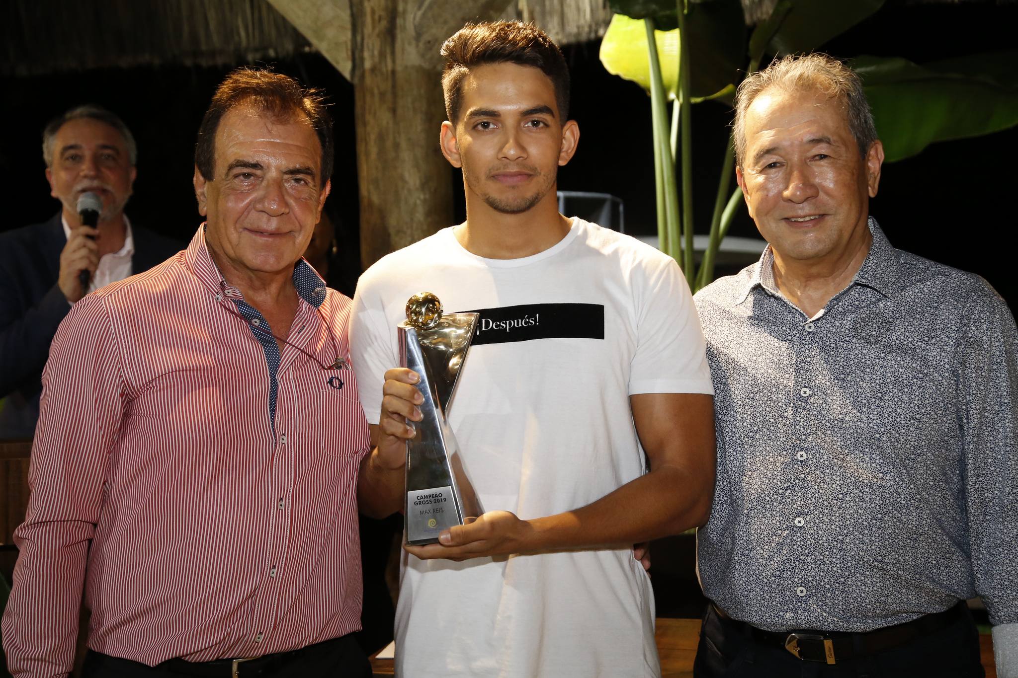O jogador Max Reis é agraciado com o mais importante trofeu do Golfe do Ceará O jogador Max Reis é agraciado com o mais importante trofeu do Golfe do Ceará