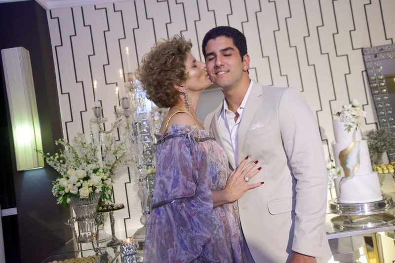 Rumo ao Altar - Pedro França e Bruna Massaglia oficializam noivado em elegante recepção na casa dos pais dela
