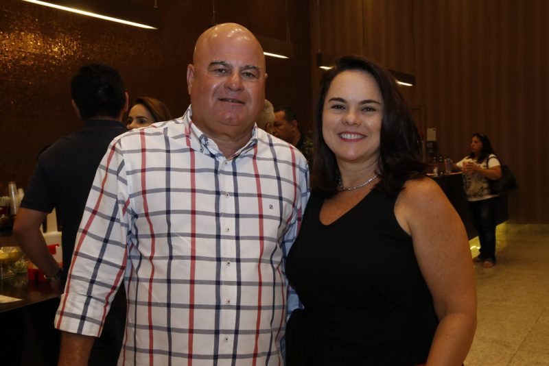 TANTAS PALAVRAS - Marcos Lessa faz tributo a Emílio Santiago e Gonzaguinha no palco do Teatro Riomar