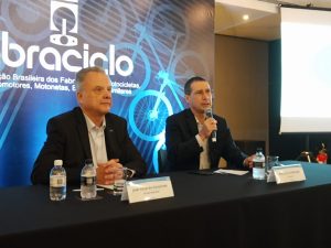 Marcos Fermanian (à Direita), Presidente Da Abraciclo, Em Encontro Com A Imprensa Realizado Em São Paulo