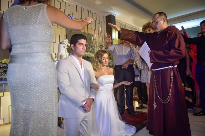 Rumo ao Altar - Pedro França e Bruna Massaglia oficializam noivado em elegante recepção na casa dos pais dela
