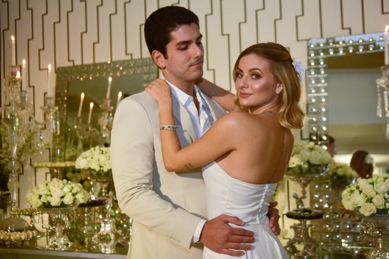 Pedro França e Bruna Massaglia oficializam noivado em elegante recepção na casa dos pais dela Pedro França e Bruna Massaglia oficializam noivado em elegante recepção na casa dos pais dela