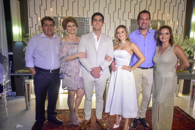 Rumo ao Altar - Pedro França e Bruna Massaglia oficializam noivado em elegante recepção na casa dos pais dela