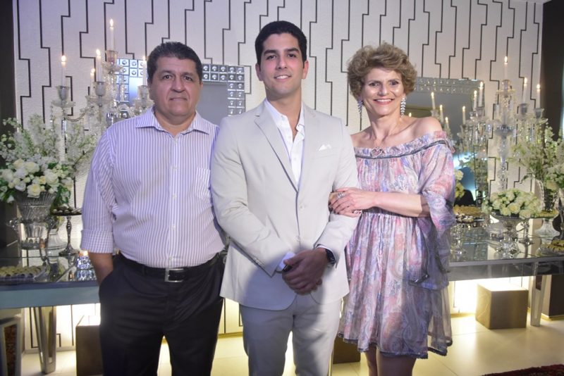 Rumo ao Altar - Pedro França e Bruna Massaglia oficializam noivado em elegante recepção na casa dos pais dela