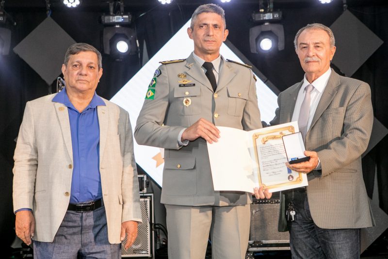Reconhecimento - Élcio Batista é agraciado com a Medalha Djalma Baima pela Caixa Beneficente dos Militares do Ceará