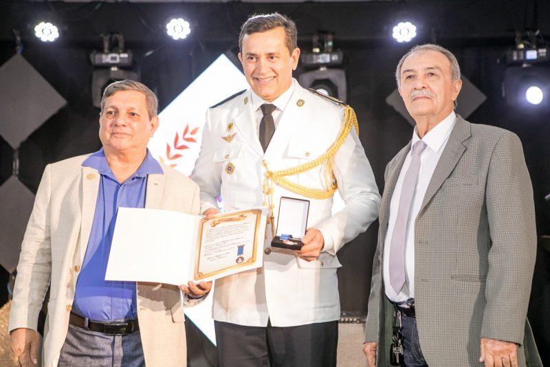 Reconhecimento - Élcio Batista é agraciado com a Medalha Djalma Baima pela Caixa Beneficente dos Militares do Ceará