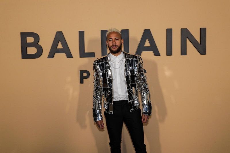 Neymar prestigia desfile da coleção inverno da Balmain em Paris Neymar prestigia desfile da coleção inverno da Balmain em Paris