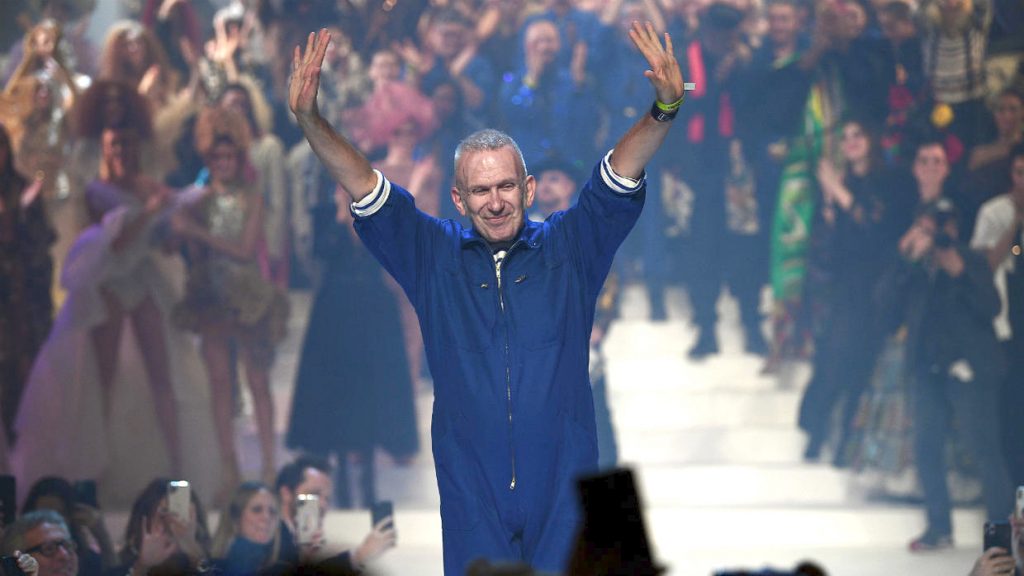 Jean-Paul Gaultier se despede da alta-costura com desfile em Paris