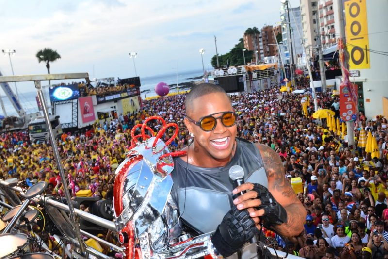 Barra-Ondina - Vestida de Madonna, Cláudia Leitte chega causando na segunda noite do Carnaval de Salvador 2020