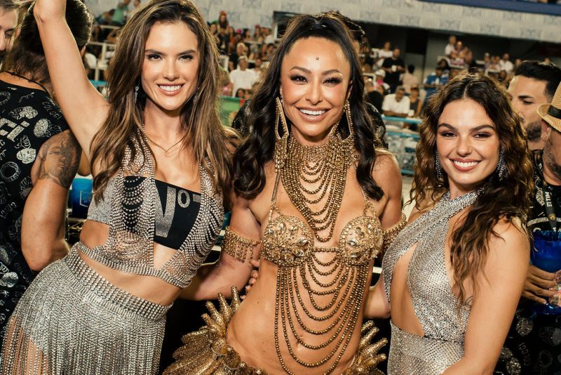 30 anos de Sapucaí - Musas Sabrina Sato, Ísis Valverde, Alessandra Ambrósio e Daniela Sarahyba brilham no Camarote CarnaUOL N°1