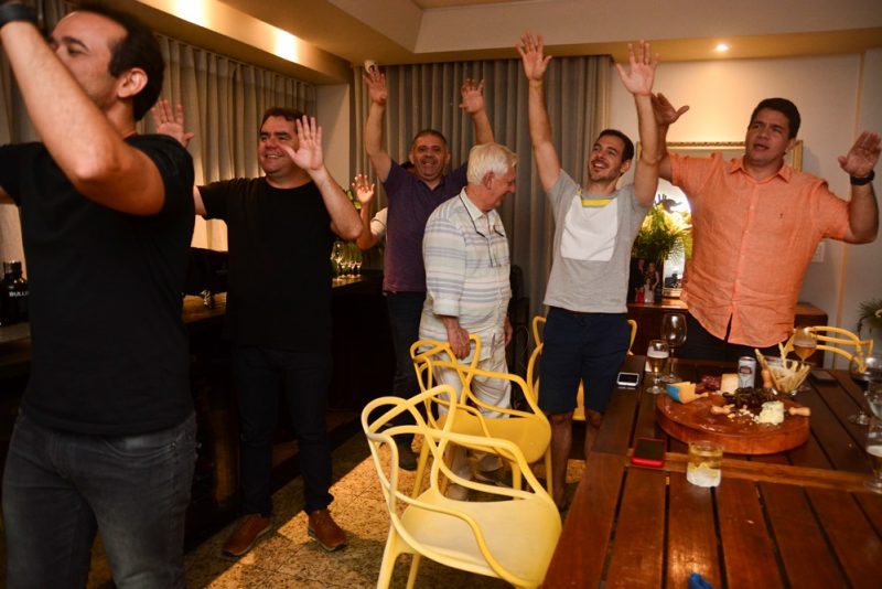 Sessão Parabéns - Leonardo Dall’Olio celebra a nova idade com festa intimista em seu elegante endereço