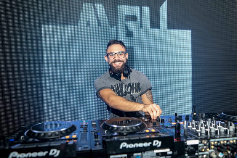 Privezinha - Deejays Santti e Flar comandam as pick-ups e botam os festeiros para dançar na pista da Living