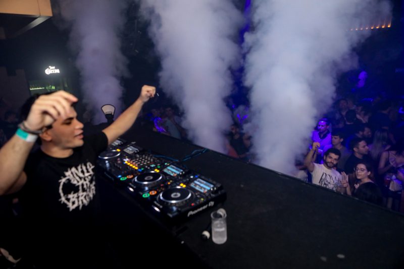 Privezinha - Deejays Santti e Flar comandam as pick-ups e botam os festeiros para dançar na pista da Living