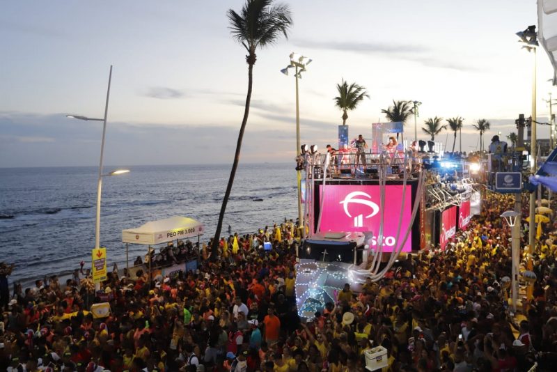 Barra-Ondina - Vestida de Madonna, Cláudia Leitte chega causando na segunda noite do Carnaval de Salvador 2020