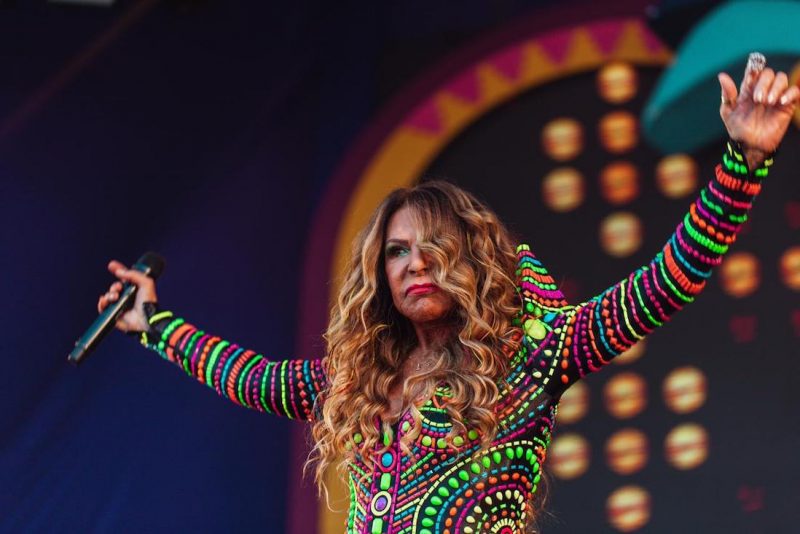 Terra do Frevo - Anitta, Xand, Durval, Elba Ramalho, Simone e Simaria incendeiam o Carnaval de Olinda