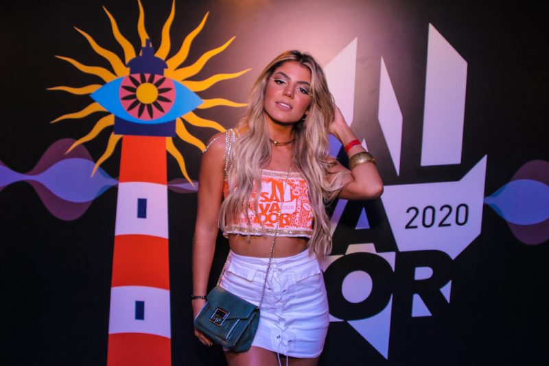 Folia na Bahia - Camarote Salvador 2020 ferve de bonitonas na primeira noite do Carnaval baiano